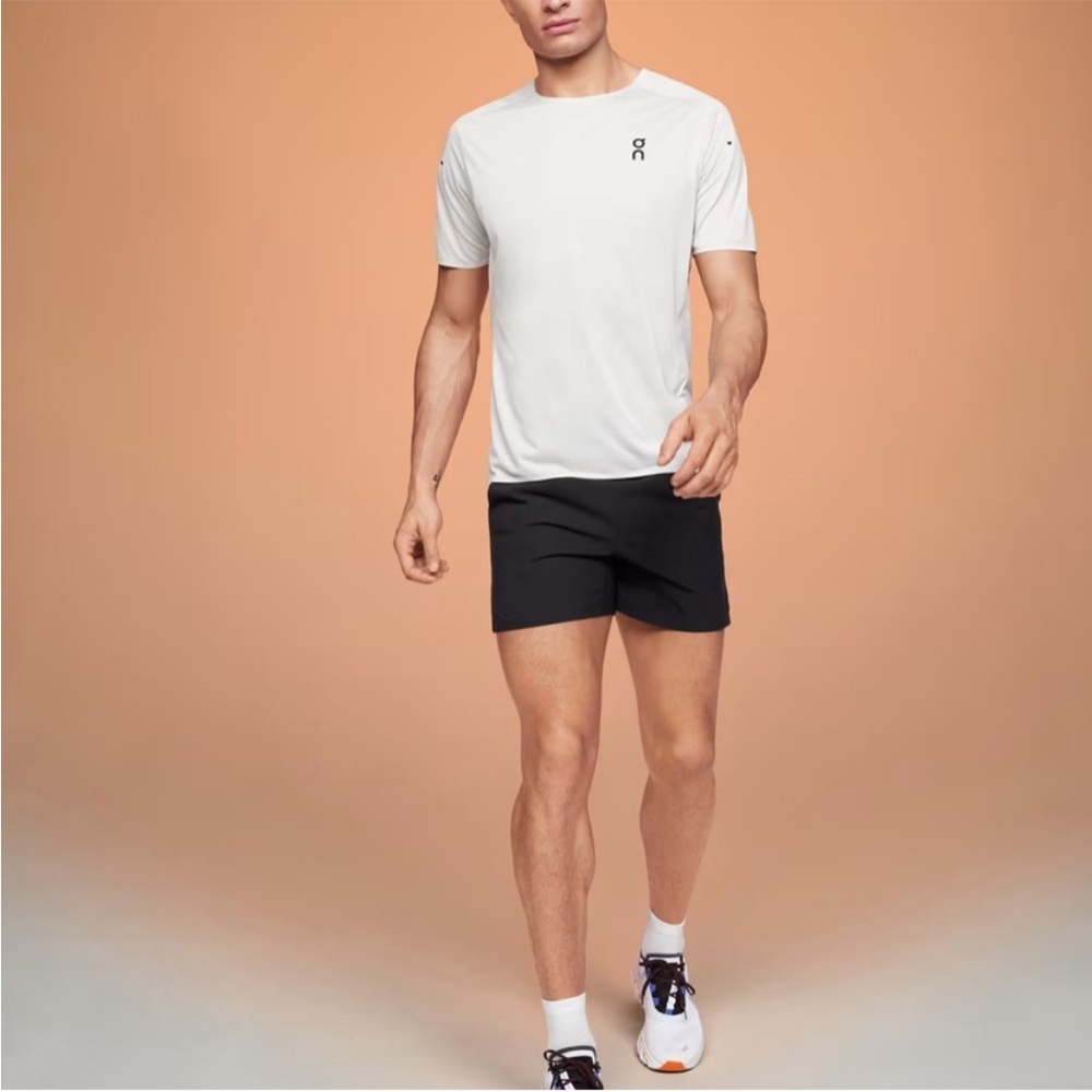 On Clouds running men’s black lightweight hybrid shorts, size XL